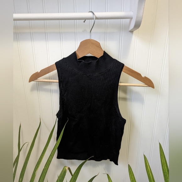 Uniqlo Mockneck tank - Picture 2 of 3